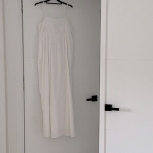 Elegant White Maxi Dress
Never worn
White eyelet fully lined with pockets